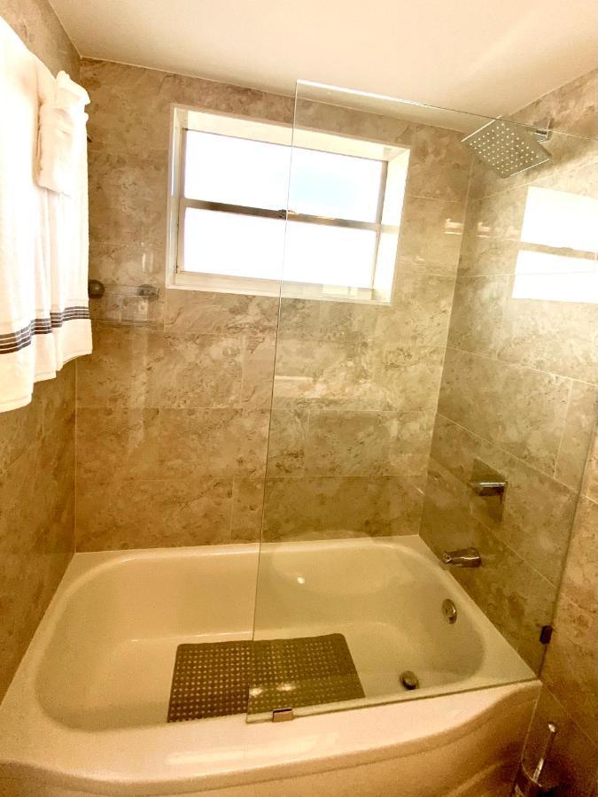 Modern Waterfront Apartment With Miami Skyline View, Free Parking 5 Mins Drive To Miami Beach Kültér fotó